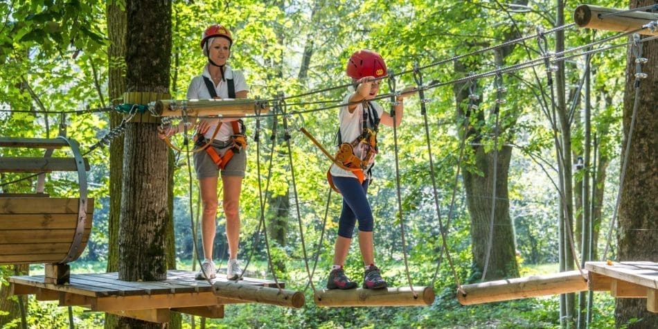 Abenteuerpark Der größte Abenteuerpark in Italien. Abenteuerliche Hochseilgärten: Spiele, die in den Bäumen hängen.